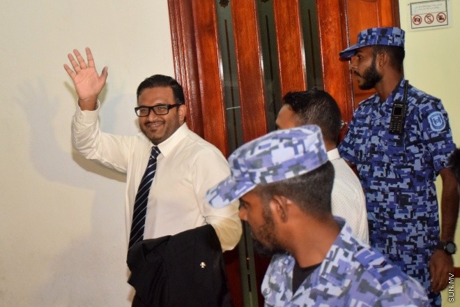 ކުރީގެ ނައިބު ރައީސް އަހުމަދު އަދީބު އަބްދުލް ޣަފޫރު މިރޭ ކްރިމިނަލް ކޯޓުން ނުކުންނަވަނީ: ލޯންޗުކޮޅު ގޮއްވާލިކަން ސާބިތުވެ އަދީބު 15 އަހަރަށް ދެ ބޮޑީގާޑުން 10 އަހަރަށް ޖަލަށްލުމަށް މިރޭ ކްރިމިނަލް ކޯޓުން ވަނީ ހުކުމް ކޮށްފައި -- ސަން ފޮޓޯ/ މުހައްމަދު އަފްރާހް