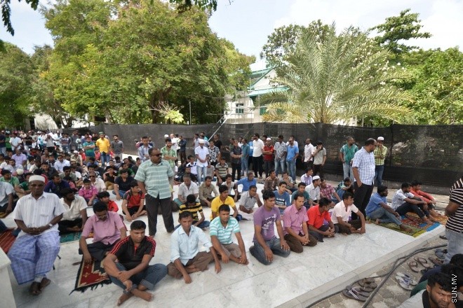 ޖޫން 10، 2016: ރޯދަ މަހުގެ ފުރަތަމަ ހުކުރު ނަމާދަށް އިސްލާމީ މަރުކަޒަަށް މީހުން ޖަމާވެފައި. އިސްލާމީ މަރުކަޒުގެ ބޭރުގެ 4200 އަކަ މީޓަރުގެ ސަރަހައްދެއްގައި މާބުލް ޖަހާފައި ވަނީ 16 ދުވަހުން. އިސްލާމީ މަރުކަޒުގެ ހަރިންމަ ބޮޑުކޮށް ނަމާދު ކުރެވޭ ޖަގާ ބޮޑުކުރުމުން އެއްފަހަރާ 20،000 މީހުންނަށް ނަމާދު ކުރެވޭނެ-- ސަން ފޮޓޯ/ ފަޔާޒު މޫސާ
