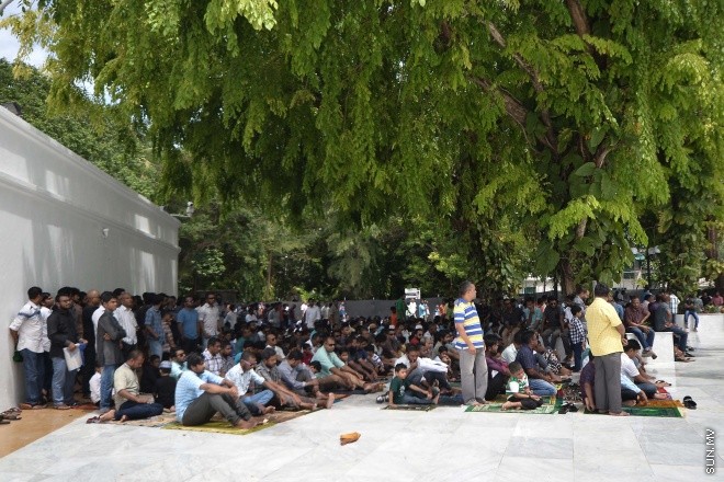 ޖޫން 10، 2016: ރޯދަ މަހުގެ ފުރަތަމަ ހުކުރު ނަމާދަށް އިސްލާމީ މަރުކަޒަަށް މީހުން ޖަމާވެފައި. އިސްލާމީ މަރުކަޒުގެ ބޭރުގެ 4200 އަކަ މީޓަރުގެ ސަރަހައްދެއްގައި މާބުލް ޖަހާފައި ވަނީ 16 ދުވަހުން. އިސްލާމީ މަރުކަޒުގެ ހަރިންމަ ބޮޑުކޮށް ނަމާދު ކުރެވޭ ޖަގާ ބޮޑުކުރުމުން އެއްފަހަރާ 20،000 މީހުންނަށް ނަމާދު ކުރެވޭނެ-- ސަން ފޮޓޯ/ ފަޔާޒު މޫސާ