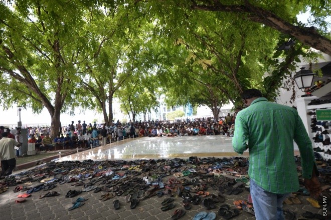 ޖޫން 10، 2016: ރޯދަ މަހުގެ ފުރަތަމަ ހުކުރު ނަމާދަށް އިސްލާމީ މަރުކަޒަަށް މީހުން ޖަމާވެފައި. އިސްލާމީ މަރުކަޒުގެ ބޭރުގެ 4200 އަކަ މީޓަރުގެ ސަރަހައްދެއްގައި މާބުލް ޖަހާފައި ވަނީ 16 ދުވަހުން. އިސްލާމީ މަރުކަޒުގެ ހަރިންމަ ބޮޑުކޮށް ނަމާދު ކުރެވޭ ޖަގާ ބޮޑުކުރުމުން އެއްފަހަރާ 20،000 މީހުންނަށް ނަމާދު ކުރެވޭނެ-- ސަން ފޮޓޯ/ ފަޔާޒު މޫސާ