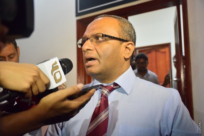 އދ. މާމިގިލީ ކޯޓުގެ އިސް މެޖިސްޓްރޭޓް އަހުމަދު ނިހާން ގެ ގާނޫނީ ވަކީލު ހުސްނުއް ސުއޫދު މިރޭ ނޫސްވެރިންނަށް މައުލޫމާތު ދެއްވަނީ: ނިހާނަށް އިއްވި 17 އަހަރުގެ ހުކުމް އިސްތިއުނާފު ކުރައްވާނެ ކަމަށް ވިދާޅުވި ---- ސަން ފޮޓޯ: މުހައްމަދު އަފްރާހް