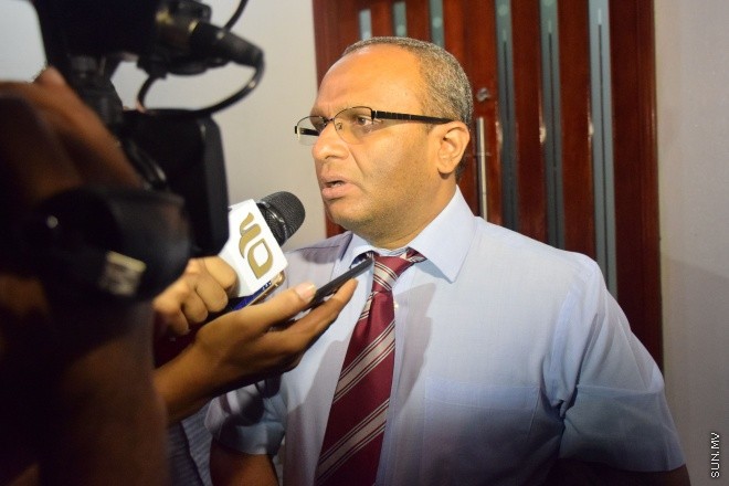 އދ. މާމިގިލީ ކޯޓުގެ އިސް މެޖިސްޓްރޭޓް އަހުމަދު ނިހާން ގެ ގާނޫނީ ވަކީލު ހުސްނުއް ސުއޫދު މިރޭ ނޫސްވެރިންނަށް މައުލޫމާތު ދެއްވަނީ: ނިހާނަށް އިއްވި 17 އަހަރުގެ ހުކުމް އިސްތިއުނާފު ކުރައްވާނެ ކަމަށް ވިދާޅުވި ---- ސަން ފޮޓޯ: މުހައްމަދު އަފްރާހް