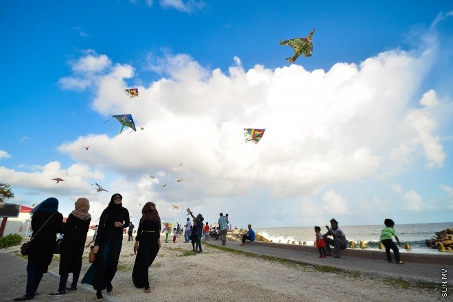 ހަވީރުގެ ހިތްގައިމު ވަގުތު އުސްފަސްގަނޑުގައި ބަޔަކު މަޑި އަރުވަނީ: ރޯދަ މަހު މަޑި އެރުވުމަށް ގިނަ ބަޔަކު މާލޭގެ ހުސްބިންތަކަށް ޖަމާވޭ --ސަން ފޮޓޯ/ މުހަންމަދު އަފްރާހް