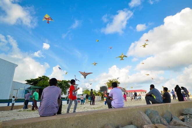 ހަވީރުގެ ހިތްގައިމު ވަގުތު އުސްފަސްގަނޑުގައި ބަޔަކު މަޑި އަރުވަނީ: ރޯދަ މަހު މަޑި އެރުވުމަށް ގިނަ ބަޔަކު މާލޭގެ ހުސްބިންތަކަށް ޖަމާވޭ --ސަން ފޮޓޯ/ މުހަންމަދު އަފްރާހް