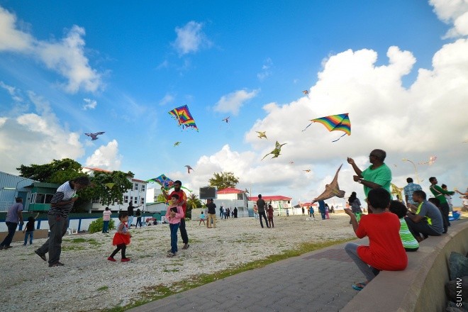 ހަވީރުގެ ހިތްގައިމު ވަގުތު އުސްފަސްގަނޑުގައި ބަޔަކު މަޑި އަރުވަނީ: ރޯދަ މަހު މަޑި އެރުވުމަށް ގިނަ ބަޔަކު މާލޭގެ ހުސްބިންތަކަށް ޖަމާވޭ --ސަން ފޮޓޯ/ މުހަންމަދު އަފްރާހް