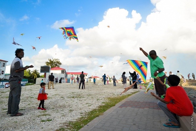 ހަވީރުގެ ހިތްގައިމު ވަގުތު އުސްފަސްގަނޑުގައި ބަޔަކު މަޑި އަރުވަނީ: ރޯދަ މަހު މަޑި އެރުވުމަށް ގިނަ ބަޔަކު މާލޭގެ ހުސްބިންތަކަށް ޖަމާވޭ --ސަން ފޮޓޯ/ މުހަންމަދު އަފްރާހް