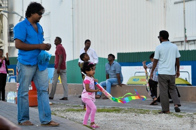 ހަވީރުގެ ހިތްގައިމު ވަގުތު އުސްފަސްގަނޑުގައި ބަޔަކު މަޑި އަރުވަނީ: ރޯދަ މަހު މަޑި އެރުވުމަށް ގިނަ ބަޔަކު މާލޭގެ ހުސްބިންތަކަށް ޖަމާވޭ --ސަން ފޮޓޯ/ މުހަންމަދު އަފްރާހް