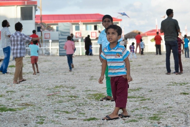 ހަވީރުގެ ހިތްގައިމު ވަގުތު އުސްފަސްގަނޑުގައި ބަޔަކު މަޑި އަރުވަނީ: ރޯދަ މަހު މަޑި އެރުވުމަށް ގިނަ ބަޔަކު މާލޭގެ ހުސްބިންތަކަށް ޖަމާވޭ --ސަން ފޮޓޯ/ މުހަންމަދު އަފްރާހް