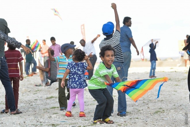 ހަވީރުގެ ހިތްގައިމު ވަގުތު އުސްފަސްގަނޑުގައި ބަޔަކު މަޑި އަރުވަނީ: ރޯދަ މަހު މަޑި އެރުވުމަށް ގިނަ ބަޔަކު މާލޭގެ ހުސްބިންތަކަށް ޖަމާވޭ --ސަން ފޮޓޯ/ މުހަންމަދު އަފްރާހް