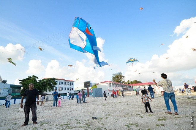ހަވީރުގެ ހިތްގައިމު ވަގުތު އުސްފަސްގަނޑުގައި ބަޔަކު މަޑި އަރުވަނީ: ރޯދަ މަހު މަޑި އެރުވުމަށް ގިނަ ބަޔަކު މާލޭގެ ހުސްބިންތަކަށް ޖަމާވޭ --ސަން ފޮޓޯ/ މުހަންމަދު އަފްރާހް