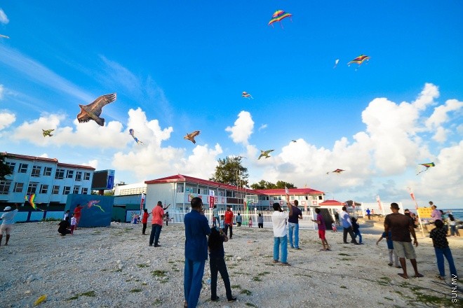 ހަވީރުގެ ހިތްގައިމު ވަގުތު އުސްފަސްގަނޑުގައި ބަޔަކު މަޑި އަރުވަނީ: ރޯދަ މަހު މަޑި އެރުވުމަށް ގިނަ ބަޔަކު މާލޭގެ ހުސްބިންތަކަށް ޖަމާވޭ --ސަން ފޮޓޯ/ މުހަންމަދު އަފްރާހް