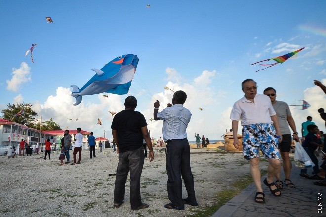 ހަވީރުގެ ހިތްގައިމު ވަގުތު އުސްފަސްގަނޑުގައި ބަޔަކު މަޑި އަރުވަނީ: ރޯދަ މަހު މަޑި އެރުވުމަށް ގިނަ ބަޔަކު މާލޭގެ ހުސްބިންތަކަށް ޖަމާވޭ --ސަން ފޮޓޯ/ މުހަންމަދު އަފްރާހް