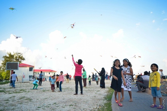ހަވީރުގެ ހިތްގައިމު ވަގުތު އުސްފަސްގަނޑުގައި ބަޔަކު މަޑި އަރުވަނީ: ރޯދަ މަހު މަޑި އެރުވުމަށް ގިނަ ބަޔަކު މާލޭގެ ހުސްބިންތަކަށް ޖަމާވޭ --ސަން ފޮޓޯ/ މުހަންމަދު އަފްރާހް