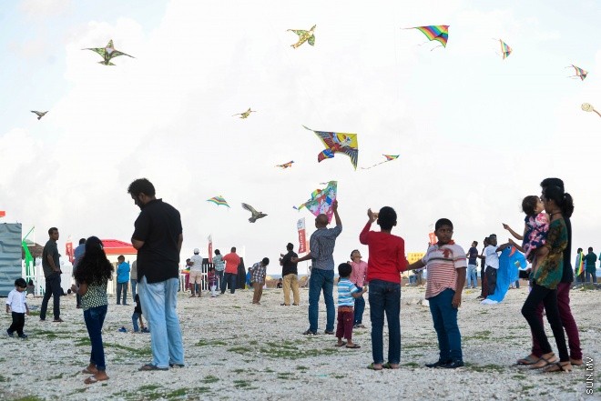 ހަވީރުގެ ހިތްގައިމު ވަގުތު އުސްފަސްގަނޑުގައި ބަޔަކު މަޑި އަރުވަނީ: ރޯދަ މަހު މަޑި އެރުވުމަށް ގިނަ ބަޔަކު މާލޭގެ ހުސްބިންތަކަށް ޖަމާވޭ --ސަން ފޮޓޯ/ މުހަންމަދު އަފްރާހް