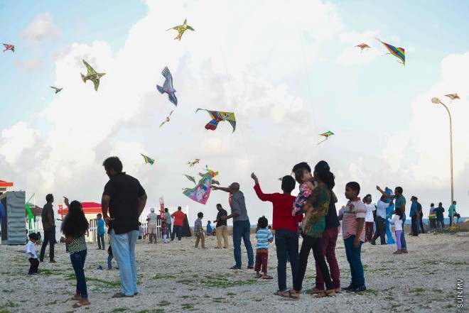 ހަވީރުގެ ހިތްގައިމު ވަގުތު އުސްފަސްގަނޑުގައި ބަޔަކު މަޑި އަރުވަނީ: ރޯދަ މަހު މަޑި އެރުވުމަށް ގިނަ ބަޔަކު މާލޭގެ ހުސްބިންތަކަށް ޖަމާވޭ --ސަން ފޮޓޯ/ މުހަންމަދު އަފްރާހް