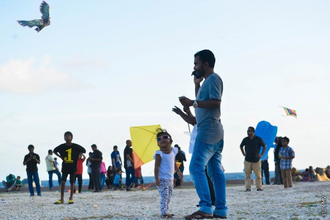 ހަވީރުގެ ހިތްގައިމު ވަގުތު އުސްފަސްގަނޑުގައި ބަޔަކު މަޑި އަރުވަނީ: ރޯދަ މަހު މަޑި އެރުވުމަށް ގިނަ ބަޔަކު މާލޭގެ ހުސްބިންތަކަށް ޖަމާވޭ --ސަން ފޮޓޯ/ މުހަންމަދު އަފްރާހް