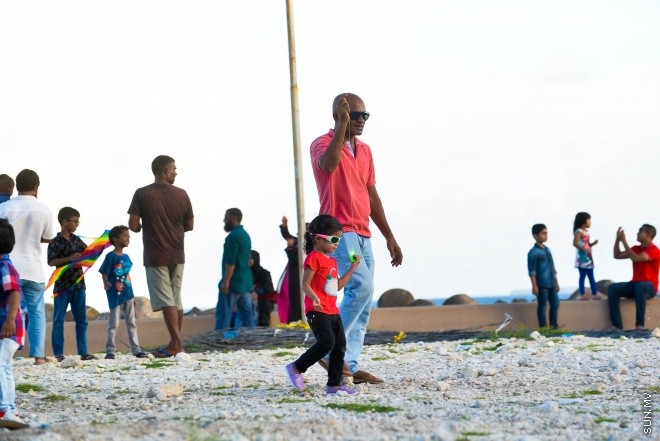 ހަވީރުގެ ހިތްގައިމު ވަގުތު އުސްފަސްގަނޑުގައި ބަޔަކު މަޑި އަރުވަނީ: ރޯދަ މަހު މަޑި އެރުވުމަށް ގިނަ ބަޔަކު މާލޭގެ ހުސްބިންތަކަށް ޖަމާވޭ --ސަން ފޮޓޯ/ މުހަންމަދު އަފްރާހް