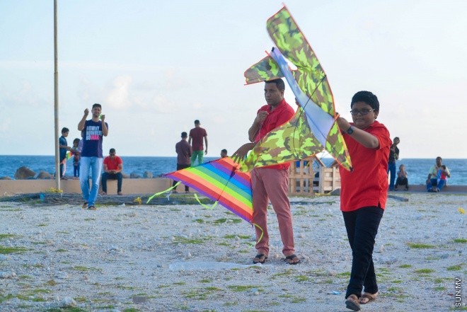 ހަވީރުގެ ހިތްގައިމު ވަގުތު އުސްފަސްގަނޑުގައި ބަޔަކު މަޑި އަރުވަނީ: ރޯދަ މަހު މަޑި އެރުވުމަށް ގިނަ ބަޔަކު މާލޭގެ ހުސްބިންތަކަށް ޖަމާވޭ --ސަން ފޮޓޯ/ މުހަންމަދު އަފްރާހް