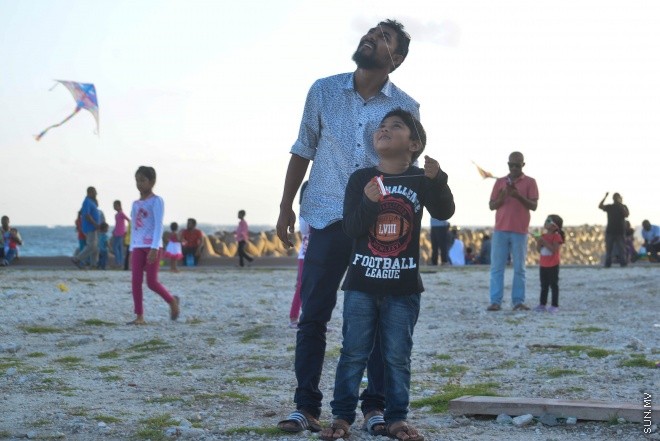 ހަވީރުގެ ހިތްގައިމު ވަގުތު އުސްފަސްގަނޑުގައި ބަޔަކު މަޑި އަރުވަނީ: ރޯދަ މަހު މަޑި އެރުވުމަށް ގިނަ ބަޔަކު މާލޭގެ ހުސްބިންތަކަށް ޖަމާވޭ --ސަން ފޮޓޯ/ މުހަންމަދު އަފްރާހް