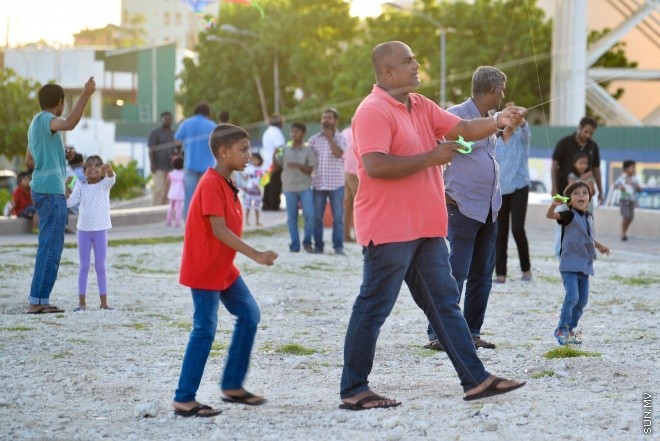ހަވީރުގެ ހިތްގައިމު ވަގުތު އުސްފަސްގަނޑުގައި ބަޔަކު މަޑި އަރުވަނީ: ރޯދަ މަހު މަޑި އެރުވުމަށް ގިނަ ބަޔަކު މާލޭގެ ހުސްބިންތަކަށް ޖަމާވޭ --ސަން ފޮޓޯ/ މުހަންމަދު އަފްރާހް