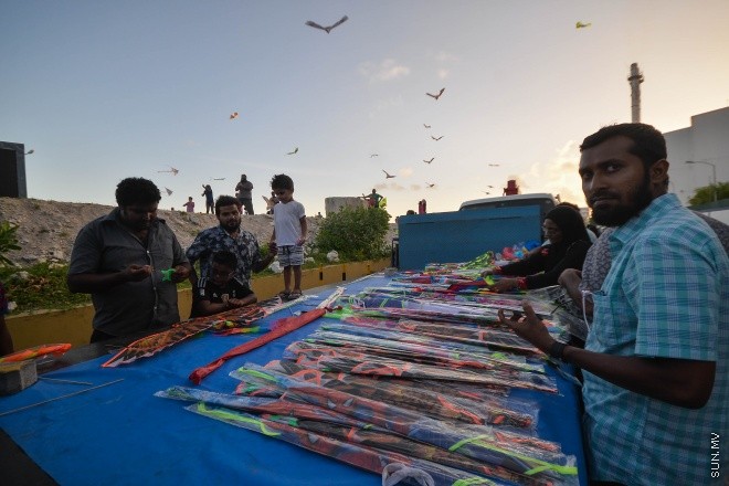 އުސްފަސްގަނޑު ސަރައްހައްދުގައި ޕިކަޕެއް ބާއްވައިގެން މަޑި ވިއްކަނީ: ރޯދަ މަހު މަޑި އެރުވުމަށް ގިނަ ބަޔަކު މާލޭގެ ހުސްބިންތަކަށް ޖަމާވޭ  -- ސަން ފޮޓޯ/ އަފްރާހް