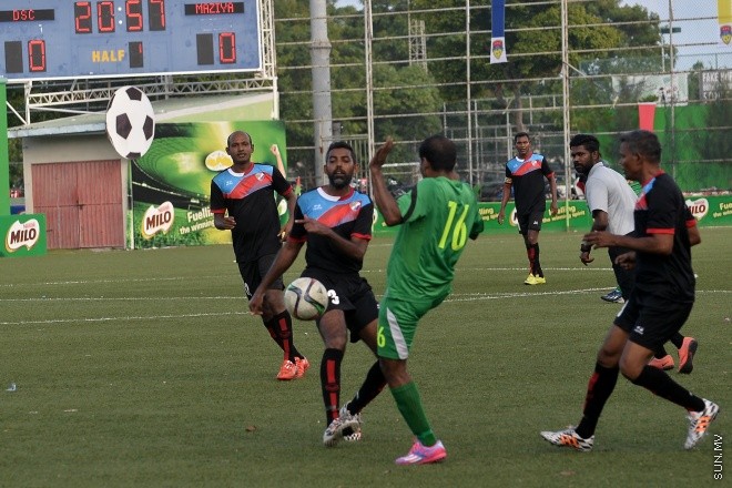 ރަމަަޟާން ވެޓްރެންސް ކަޕްގައި މާޒިޔާ ސްޕޯޓްސް ކްލަބާއި ދިވެހި ސިފައިންގެ ކްލަބް މިއަދު ބައްދަލުކުރި މެޗުގެ ތެރެއިން : 2-1 ގެ ނަތީޖާއަކުން އެ މެޗް ކާމިޔާބު ކުރީ މާޒިޔާ. --- ސަން ފޮޓޯ/ މުހަންމަދު އަފްރާހް