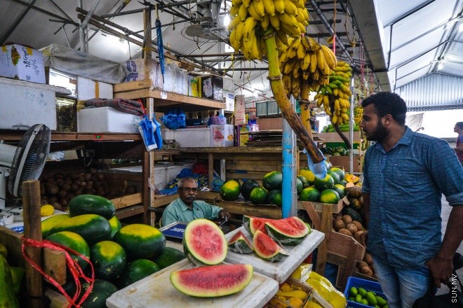 ރޯދަމަހުގެ 9 ވަނަ ދުވަސް: ދަތުރުވެރިންގެ މާރުކޭޓު : ފަނިގިރާބާވަތްތަކުގެ ތަކެތީގެ އަނގުތައް ވަނީ ދައްވެފަ--- ސަން ފޮޓޯ/މުހައްމަދު އަފްރާހް
