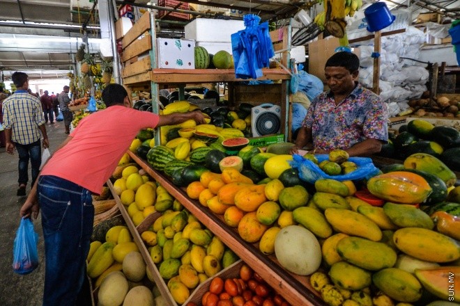 ރޯދަމަހުގެ 9 ވަނަ ދުވަސް: ދަތުރުވެރިންގެ މާރުކޭޓު : ފަނިގިރާބާވަތްތަކުގެ ތަކެތީގެ އަނގުތައް ވަނީ ދައްވެފަ--- ސަން ފޮޓޯ/މުހައްމަދު އަފްރާހް