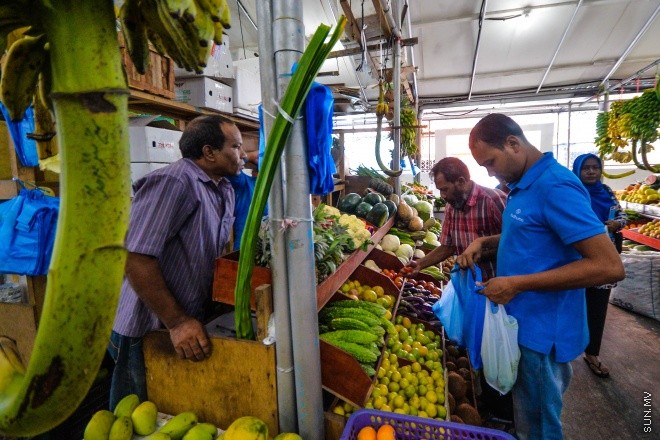 ރޯދަމަހުގެ 9 ވަނަ ދުވަސް: ދަތުރުވެރިންގެ މާރުކޭޓު : ފަނިގިރާބާވަތްތަކުގެ ތަކެތީގެ އަނގުތައް ވަނީ ދައްވެފަ--- ސަން ފޮޓޯ/މުހައްމަދު އަފްރާހް