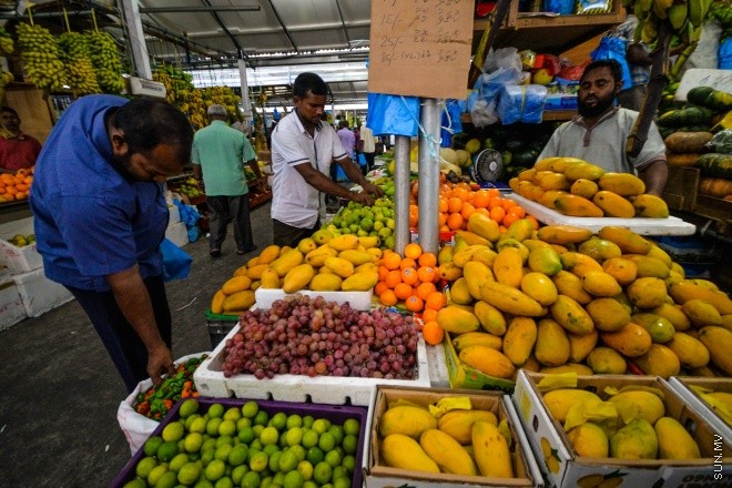 ރޯދަމަހުގެ 9 ވަނަ ދުވަސް: ދަތުރުވެރިންގެ މާރުކޭޓު : ފަނިގިރާބާވަތްތަކުގެ ތަކެތީގެ އަނގުތައް ވަނީ ދައްވެފަ--- ސަން ފޮޓޯ/މުހައްމަދު އަފްރާހް