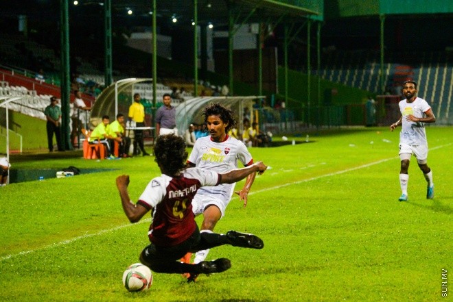 އުރީދޫ ދިވެހި ޕްރިމިއާ ލީގުގައި ބީޖީ އާއި ޓީސީ ބައްދަލުކުރި މެޗުގެ ތެރެއިން: އެ މެޗުން ޓީސީ މޮޅުވީ 4-1 ލަނޑުން --- ސަން ފޮޓޯ/ މުހައްމަދު އަފްރާހް