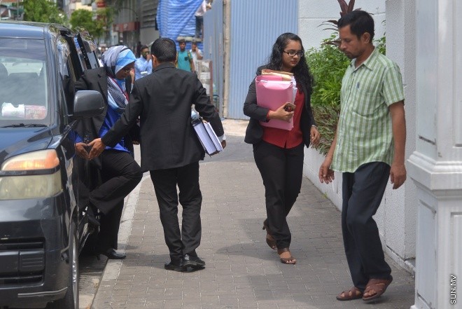 15 ޖޫން 2016: ކުރީގެ ޑިފެންސް މިނިސްޓަރު ކާނަލް ރިޓަޔާޑު މުހައްމަދު ނާޒިމްގެ އިސްތިއުނާފު އަޑުއެހުމަށް ދައުލަތުގެ ވަކީލުން ސުޕްރީމް ކޯޓަށް ހާޒިރުވަނީ ---- ސަން ފޮޓޯ: މުހައްމަދު އަފްރާހް