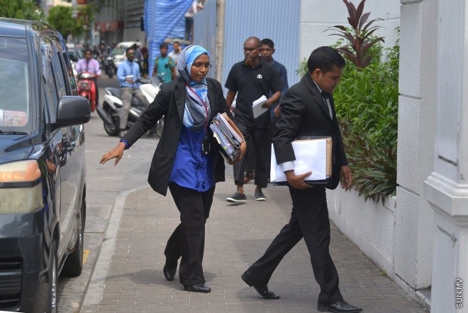 15 ޖޫން 2016: ކުރީގެ ޑިފެންސް މިނިސްޓަރު ކާނަލް ރިޓަޔާޑު މުހައްމަދު ނާޒިމްގެ އިސްތިއުނާފު އަޑުއެހުމަށް ދައުލަތުގެ ވަކީލުން ސުޕްރީމް ކޯޓަށް ހާޒިރުވަނީ ---- ސަން ފޮޓޯ: މުހައްމަދު އަފްރާހް