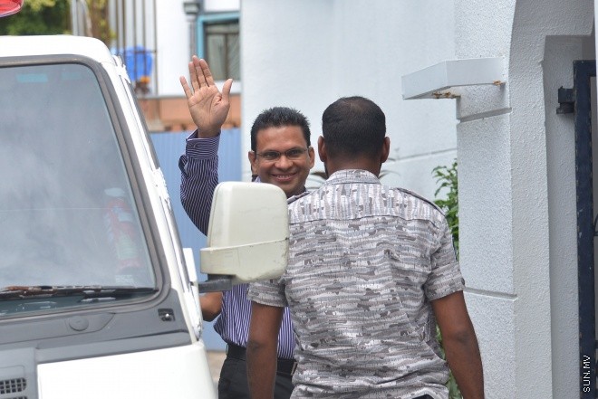 15 ޖޫން 2016: އިސްތިއުނާފު އަޑުއެހުމަށް ކުރީގެ ޑިފެންސް މިނިސްޓަރު ކާނަލް ރިޓަޔާޑު މުހައްމަދު ނާޒިމް ސުޕްރީމް ކޯޓަށް ހާޒިރު ކުރަނީ: ނާޒިމް ދިރިއުޅުއްވި އެޕާޓްމަންޓަށް ފިސްތޯލަ ވެއްދީ އާސިފު ނަމަކަށް ކިޔާ ފުލުހެއް ކަމަށް އޭނާގެ ގާނޫނީ ވަކީލު ވަނީ ވިދާޅުވެފައި ---- ސަން ފޮޓޯ: މުހައްމަދު އަފްރާހް