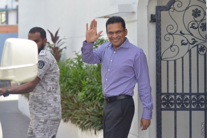 15 ޖޫން 2016: އިސްތިއުނާފު އަޑުއެހުމަށްފަހު ކުރީގެ ޑިފެންސް މިނިސްޓަރު ކާނަލް ރިޓަޔާޑު މުހައްމަދު ނާޒިމް ސުޕްރީމް ކޯޓުން ނެރެގެން ކަރެކްޝަންސްގެ ވެހިކަލަށް އަރުވަނީ: ނާޒިމް ދިރިއުޅުއްވި އެޕާޓްމަންޓަށް ފިސްތޯލަ ވެއްދީ އާސިފު ނަމަކަށް ކިޔާ ފުލުހެއް ކަމަށް އޭނާގެ ގާނޫނީ ވަކީލު ވަނީ ވިދާޅުވެފައި ---- ސަން ފޮޓޯ: މުހައްމަދު އަފްރާހް