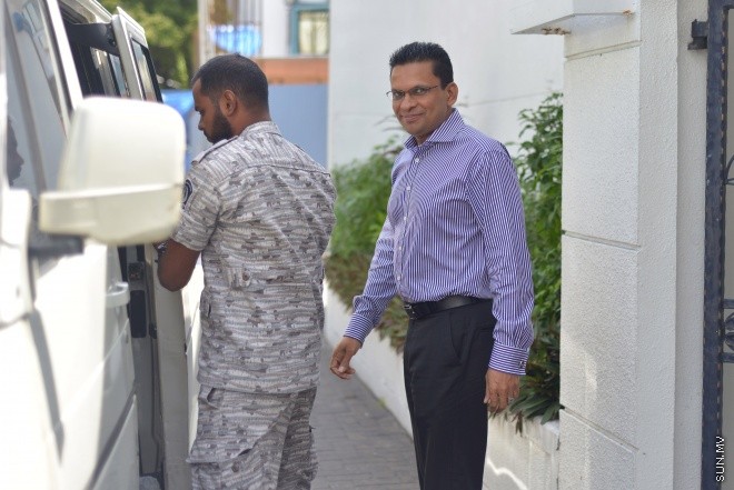 15 ޖޫން 2016: އިސްތިއުނާފު އަޑުއެހުމަށްފަހު ކުރީގެ ޑިފެންސް މިނިސްޓަރު ކާނަލް ރިޓަޔާޑު މުހައްމަދު ނާޒިމް ސުޕްރީމް ކޯޓުން ނެރެގެން ކަރެކްޝަންސްގެ ވެހިކަލަށް އަރުވަނީ: ނާޒިމް ދިރިއުޅުއްވި އެޕާޓްމަންޓަށް ފިސްތޯލަ ވެއްދީ އާސިފު ނަމަކަށް ކިޔާ ފުލުހެއް ކަމަށް އޭނާގެ ގާނޫނީ ވަކީލު ވަނީ ވިދާޅުވެފައި ---- ސަން ފޮޓޯ: މުހައްމަދު އަފްރާހް