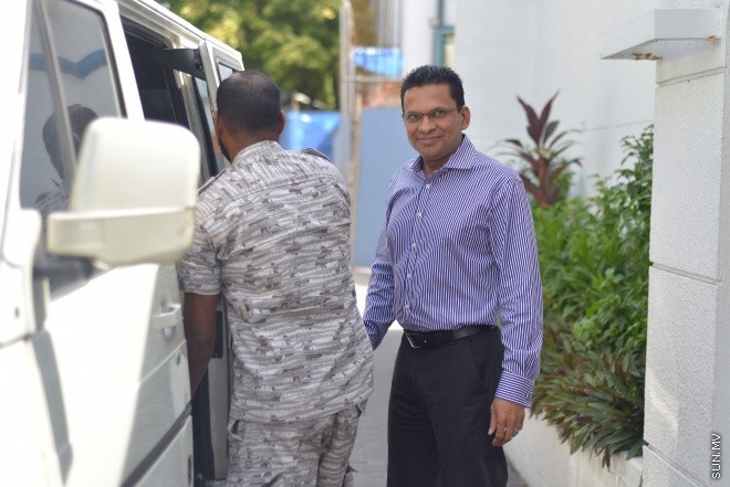 15 ޖޫން 2016: އިސްތިއުނާފު އަޑުއެހުމަށްފަހު ކުރީގެ ޑިފެންސް މިނިސްޓަރު ކާނަލް ރިޓަޔާޑު މުހައްމަދު ނާޒިމް ސުޕްރީމް ކޯޓުން ނެރެގެން ކަރެކްޝަންސްގެ ވެހިކަލަށް އަރުވަނީ: ނާޒިމް ދިރިއުޅުއްވި އެޕާޓްމަންޓަށް ފިސްތޯލަ ވެއްދީ އާސިފު ނަމަކަށް ކިޔާ ފުލުހެއް ކަމަށް އޭނާގެ ގާނޫނީ ވަކީލު ވަނީ ވިދާޅުވެފައި ---- ސަން ފޮޓޯ: މުހައްމަދު އަފްރާހް