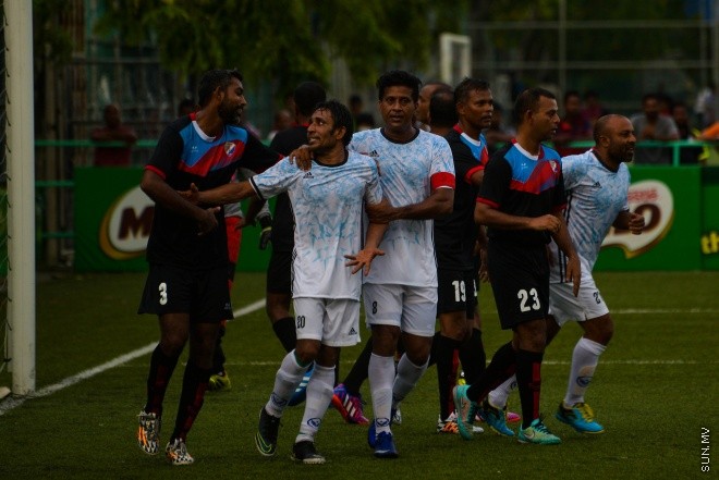  ރަމަޞާން ވެޓެރަންސް ކަޕް: ދިވެހި ސިފައިންގެ ކުލަބާއި ޔުނައިޓެޑް ވިކްޓްރީ ބައްދަލު ކުރި މެޗުގެ ތެރެއިން : 1-2 ގެ ނަތީޖާއަކުން މެޗު ކާމިޔާބް ކުރީ ދިވެހި ސިފައިންގެ ކުލަބް--- ސަން ފޮޓޯ/ މުހައްމަދު އަފްރާހް