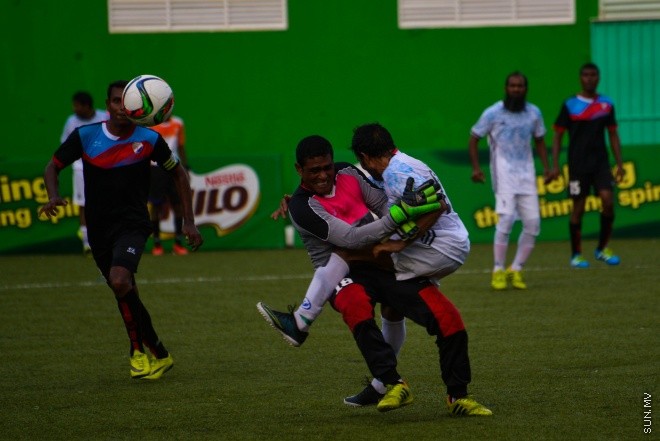  ރަމަޞާން ވެޓެރަންސް ކަޕް: ދިވެހި ސިފައިންގެ ކުލަބާއި ޔުނައިޓެޑް ވިކްޓްރީ ބައްދަލު ކުރި މެޗުގެ ތެރެއިން : 1-2 ގެ ނަތީޖާއަކުން މެޗު ކާމިޔާބް ކުރީ ދިވެހި ސިފައިންގެ ކުލަބް--- ސަން ފޮޓޯ/ މުހައްމަދު އަފްރާހް