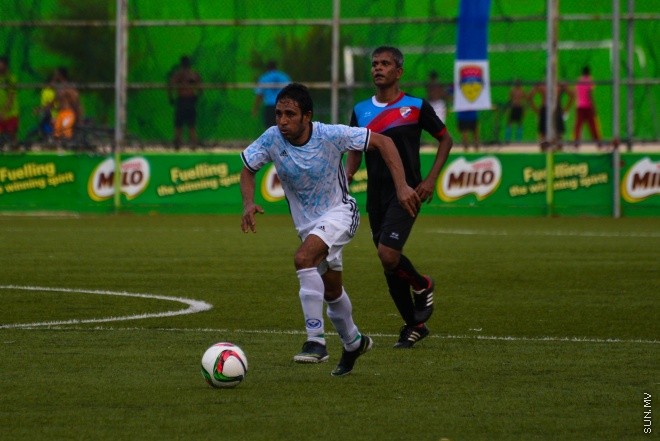 ރަމަޞާން ވެޓެރަންސް ކަޕް: ދިވެހި ސިފައިންގެ ކުލަބާއި ޔުނައިޓެޑް ވިކްޓްރީ ބައްދަލު ކުރި މެޗުގެ ތެރެއިން : 1-2 ގެ ނަތީޖާއަކުން މެޗު ކާމިޔާބް ކުރީ ދިވެހި ސިފައިންގެ ކުލަބް--- ސަން ފޮޓޯ/ މުހައްމަދު އަފްރާހް