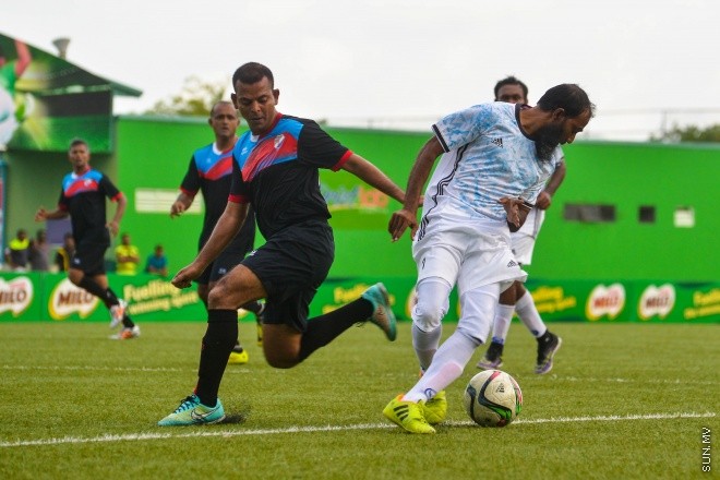  ރަމަޞާން ވެޓެރަންސް ކަޕް: ދިވެހި ސިފައިންގެ ކުލަބާއި ޔުނައިޓެޑް ވިކްޓްރީ ބައްދަލު ކުރި މެޗުގެ ތެރެއިން : 1-2 ގެ ނަތީޖާއަކުން މެޗު ކާމިޔާބް ކުރީ ދިވެހި ސިފައިންގެ ކުލަބް--- ސަން ފޮޓޯ/ މުހައްމަދު އަފްރާހް