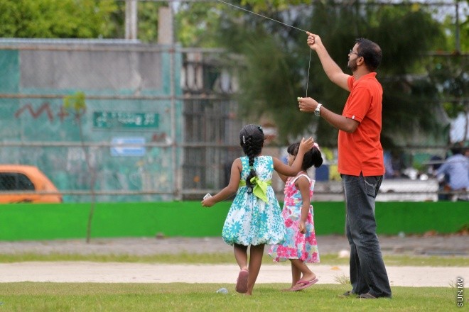 ޖޫން 17، 2016: ރަމަޝާންމަހުގެ 12 ވަނަ ދުވަހު ވެރިރަށް މާލޭގެ އެކި ހިސާބުތަކަށް މީހުން ޖަމާވެ ރޯދަ ކުރުކުރުމުގައި -- ސަން ފޮޓޯ/ ފަޔާޒު މޫސާ