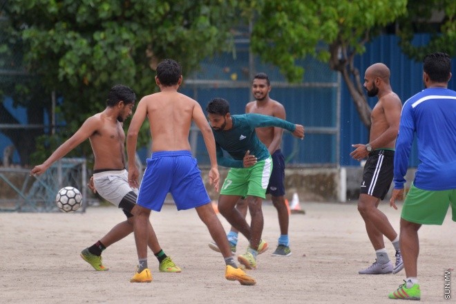 ޖޫން 17، 2016: ރަމަޝާންމަހުގެ 12 ވަނަ ދުވަހު ވެރިރަށް މާލޭގެ އެކި ހިސާބުތަކަށް މީހުން ޖަމާވެ ރޯދަ ކުރުކުރުމުގައި -- ސަން ފޮޓޯ/ ފަޔާޒު މޫސާ