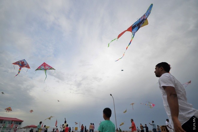 ޖޫން 17، 2016: ރަމަޝާންމަހުގެ 12 ވަނަ ދުވަހު ވެރިރަށް މާލޭގެ އެކި ހިސާބުތަކަށް މީހުން ޖަމާވެ ރޯދަ ކުރުކުރުމުގައި -- ސަން ފޮޓޯ/ ފަޔާޒު މޫސާ