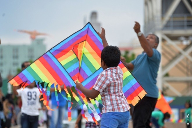 ޖޫން 17، 2016: ރަމަޝާންމަހުގެ 12 ވަނަ ދުވަހު ވެރިރަށް މާލޭގެ އެކި ހިސާބުތަކަށް މީހުން ޖަމާވެ ރޯދަ ކުރުކުރުމުގައި -- ސަން ފޮޓޯ/ ފަޔާޒު މޫސާ
