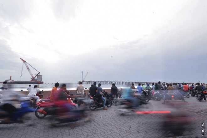 ޖޫން 17، 2016: ރަމަޝާންމަހުގެ 12 ވަނަ ދުވަހު ވެރިރަށް މާލޭގެ އެކި ހިސާބުތަކަށް މީހުން ޖަމާވެ ރޯދަ ކުރުކުރުމުގައި -- ސަން ފޮޓޯ/ ފަޔާޒު މޫސާ
