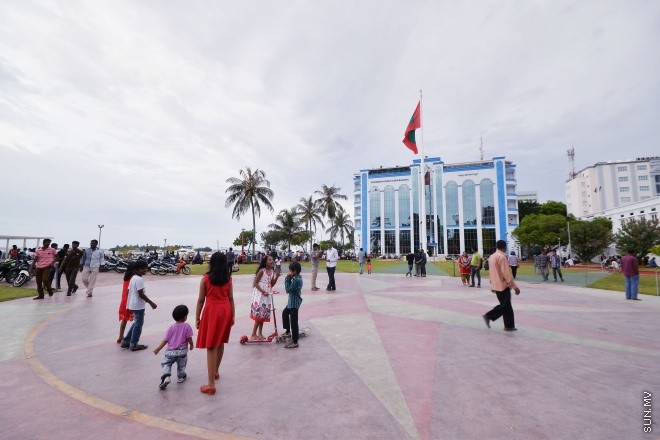 ޖޫން 17، 2016: ރަމަޝާންމަހުގެ 12 ވަނަ ދުވަހު ވެރިރަށް މާލޭގެ އެކި ހިސާބުތަކަށް މީހުން ޖަމާވެ ރޯދަ ކުރުކުރުމުގައި -- ސަން ފޮޓޯ/ ފަޔާޒު މޫސާ
