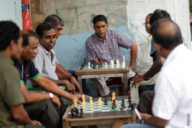 ޖޫން 17، 2016: ރަމަޝާންމަހުގެ 12 ވަނަ ދުވަހު ވެރިރަށް މާލޭގެ އެކި ހިސާބުތަކަށް މީހުން ޖަމާވެ ރޯދަ ކުރުކުރުމުގައި -- ސަން ފޮޓޯ/ ފަޔާޒު މޫސާ