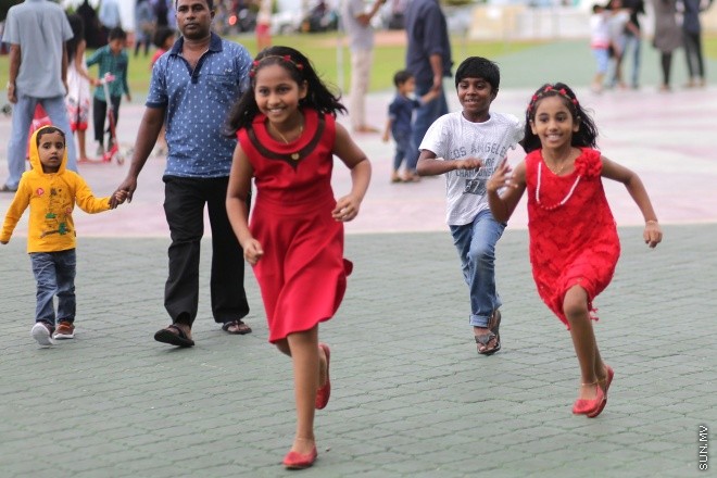 ޖޫން 17، 2016: ރަމަޝާންމަހުގެ 12 ވަނަ ދުވަހު ވެރިރަށް މާލޭގެ އެކި ހިސާބުތަކަށް މީހުން ޖަމާވެ ރޯދަ ކުރުކުރުމުގައި -- ސަން ފޮޓޯ/ ފަޔާޒު މޫސާ