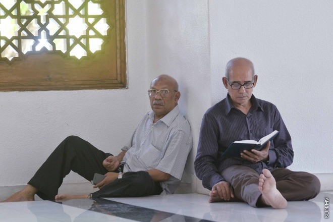 ޖޫން 12، 2016: ރަމަޝާންމަހުގެ ހަތްވަނަ ދުވަހު އިސްލާމީ މަރުކަޒުގައި ދޮށީ އުމުރުގެ މީހަކު ޤްރުއާން ކިޔަވަނީ -- ސަން ފޮޓޯ/ ފަޔާޒު މޫސާ